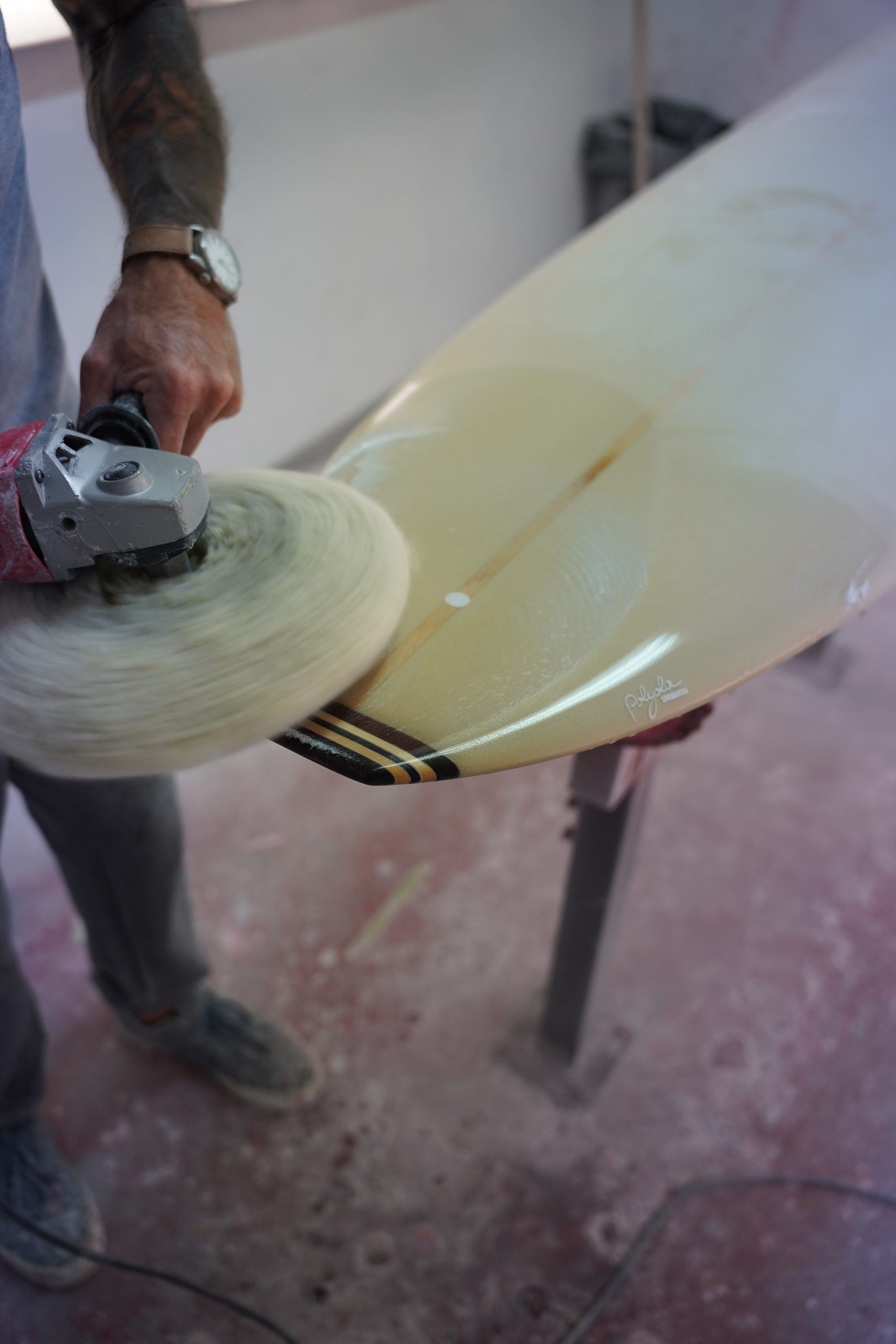 Surfboard gehts polished with resin polish/boat polish and a polishing attachment/polishing machine.